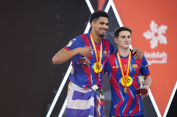 马卡：加维10天后参加球队合练，巴萨期望球员二月中旬复出