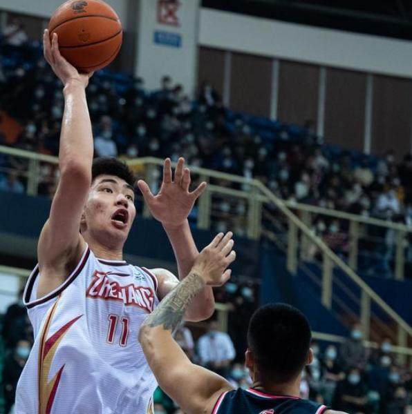 开云体育下载-2021级新秀登场即惊艳 新人集体爆发还应理性看待