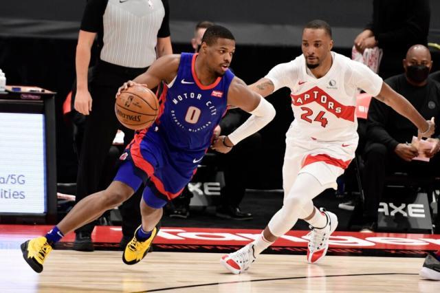 开云APP-加盟活塞重获新生！小史密斯斩获生涯第三次三双